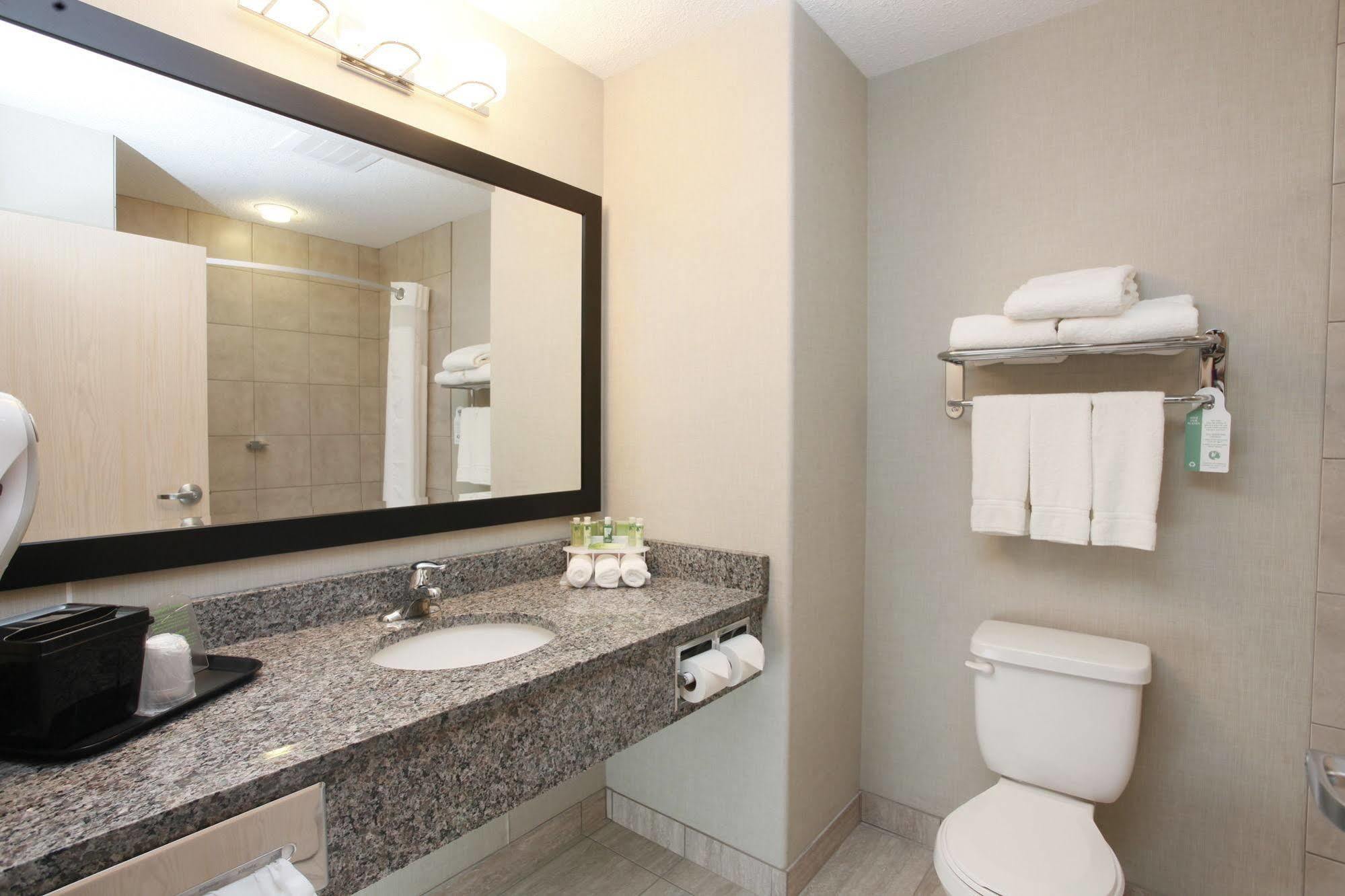 Holiday Inn Express Grande Prairie By Ihg Exterior foto